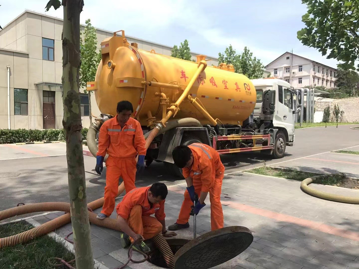 鼎湖管道疏通车停在窨井附近