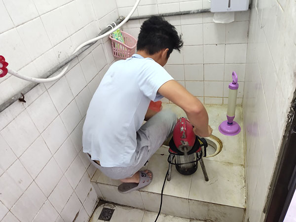 鼎湖管道堵塞冒臭气 专业师傅现场解决问题